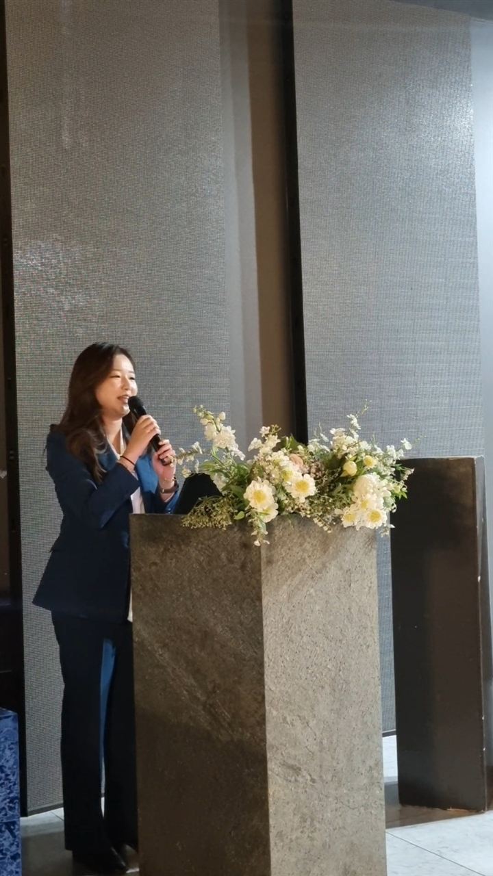 예식장 단상에서 웃으며 진행하는 결혼식 전문 사회자 정아람
